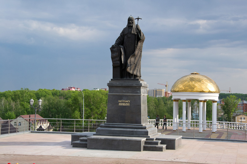 Памятник патриарху Никону