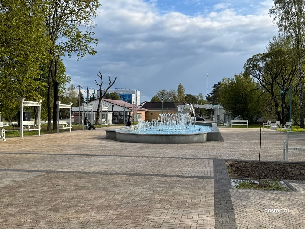 Бульвар Чехова в городе Чехов с фонтаном и прогулочной площадью