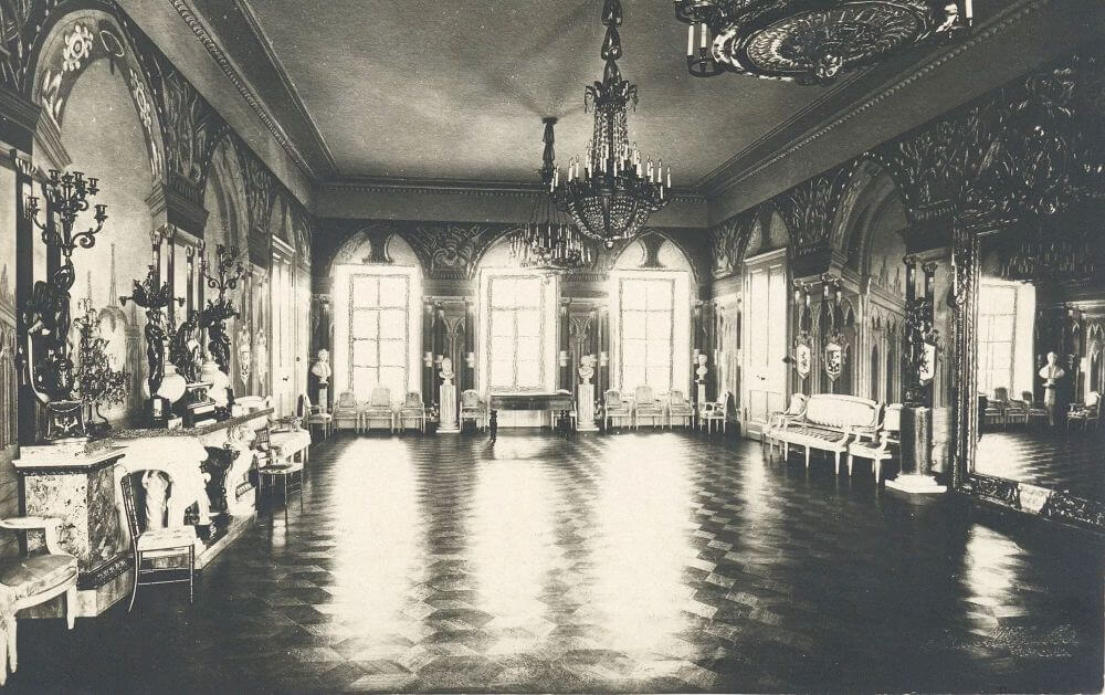 Гербовый зал усадьбы Дубровицы на исторической фотографии