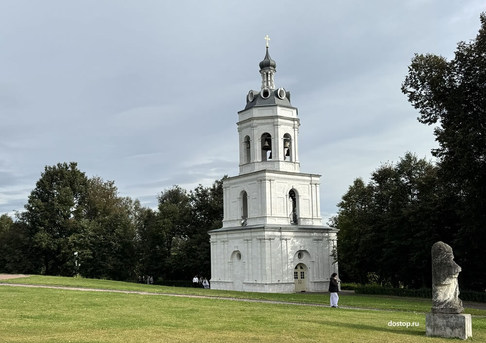 Воссозданная колокольня в Дубровицах и сохранившаяся каменная статуя