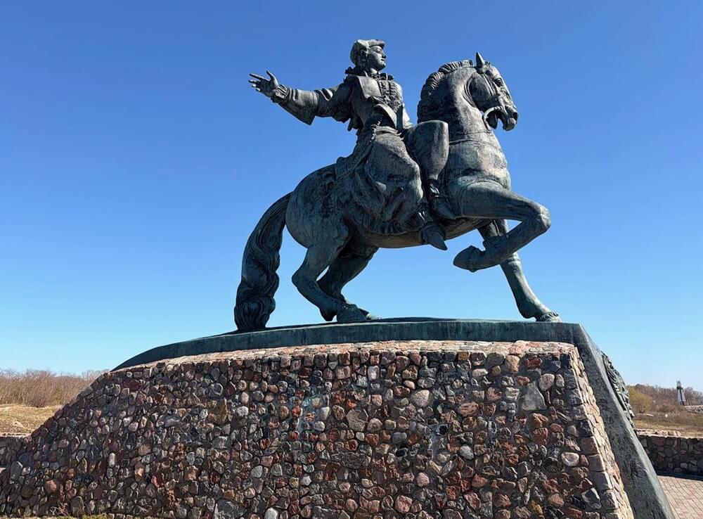 Конный памятник императрице Елизавете у Северного мола в Балтийске