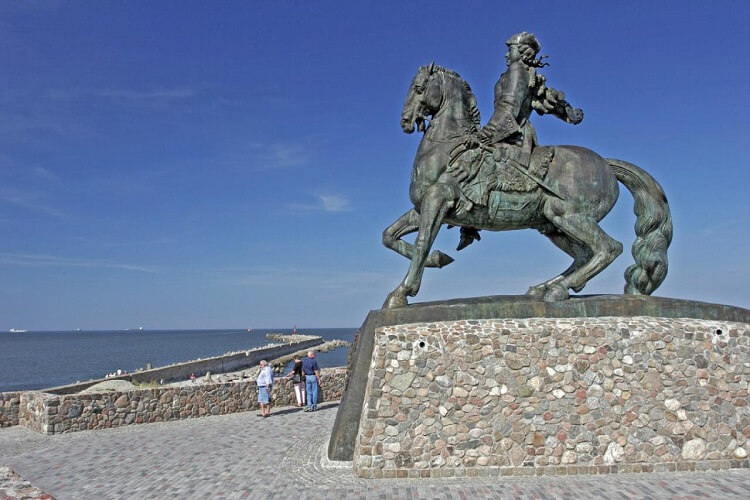 Памятник императрице Елизавете Балтийск