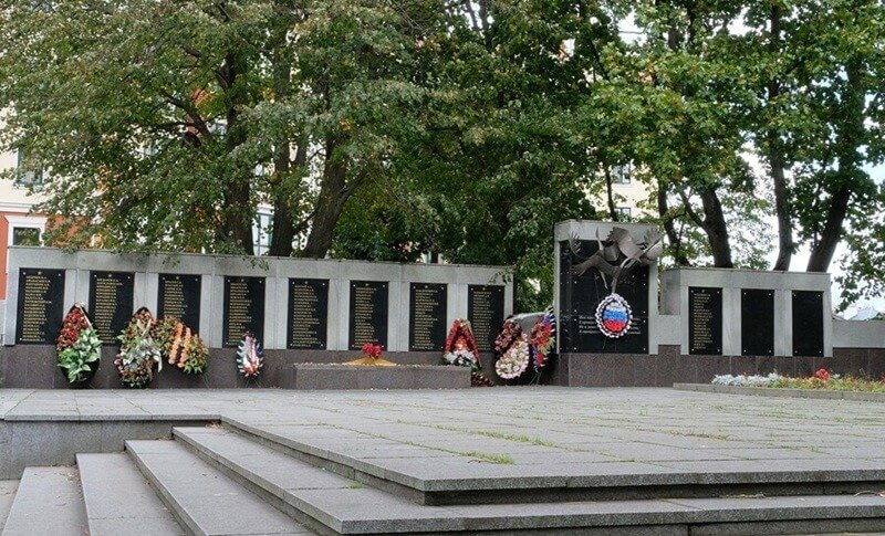 Мемориальный комплекс на братской могиле советских воинов в Пионерском, погибших при взятии Нойкурена в апреле 1945 года