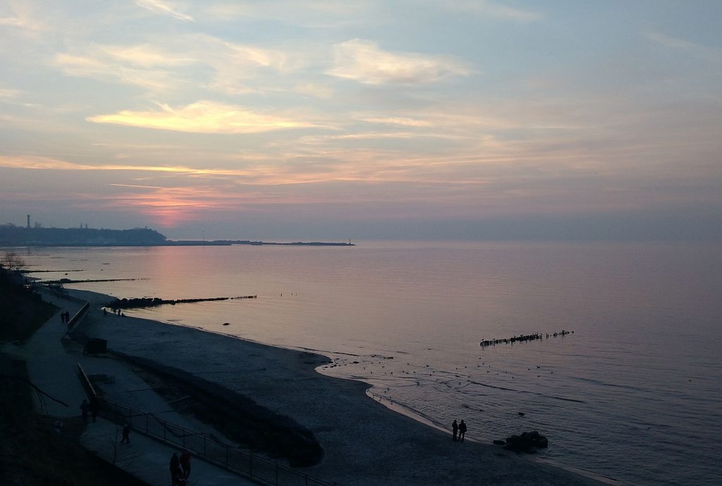 Вид на пляж и Балтийское море на закате в Пионерском