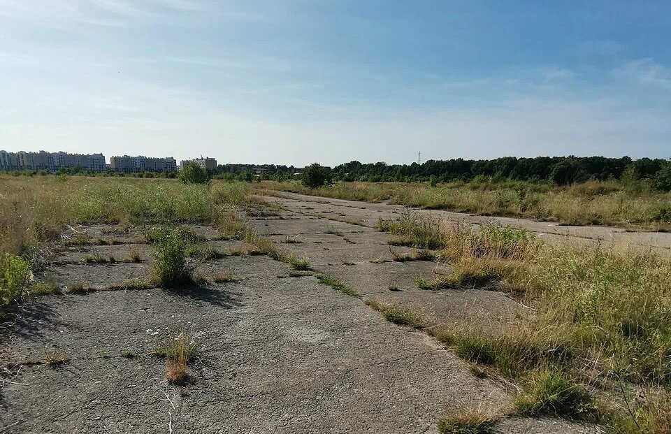 Остатки бетонного покрытия бывшего аэродрома Нойкурен в Пионерском