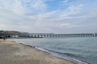 Достопримечательности Пионерского — пляж и пирс на Балтийском море