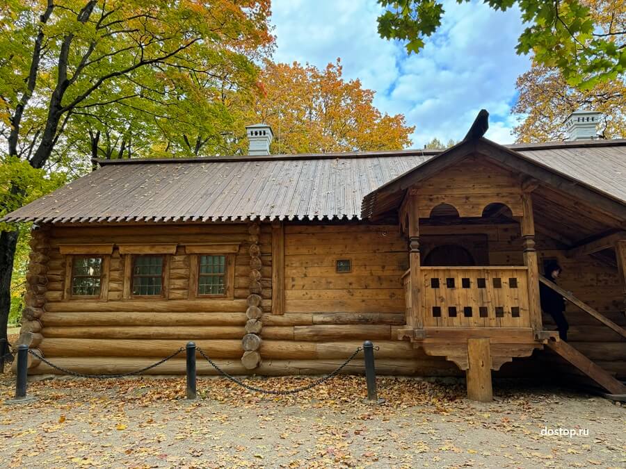 Деревянный домик Петра I в дубовой роще музея-заповедника Коломенское