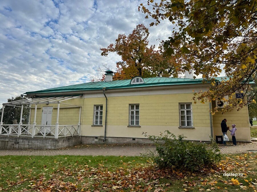 Дворцовый павильон 1825 года в Коломенском, здание в стиле ампир с верандой и зелёной крышей