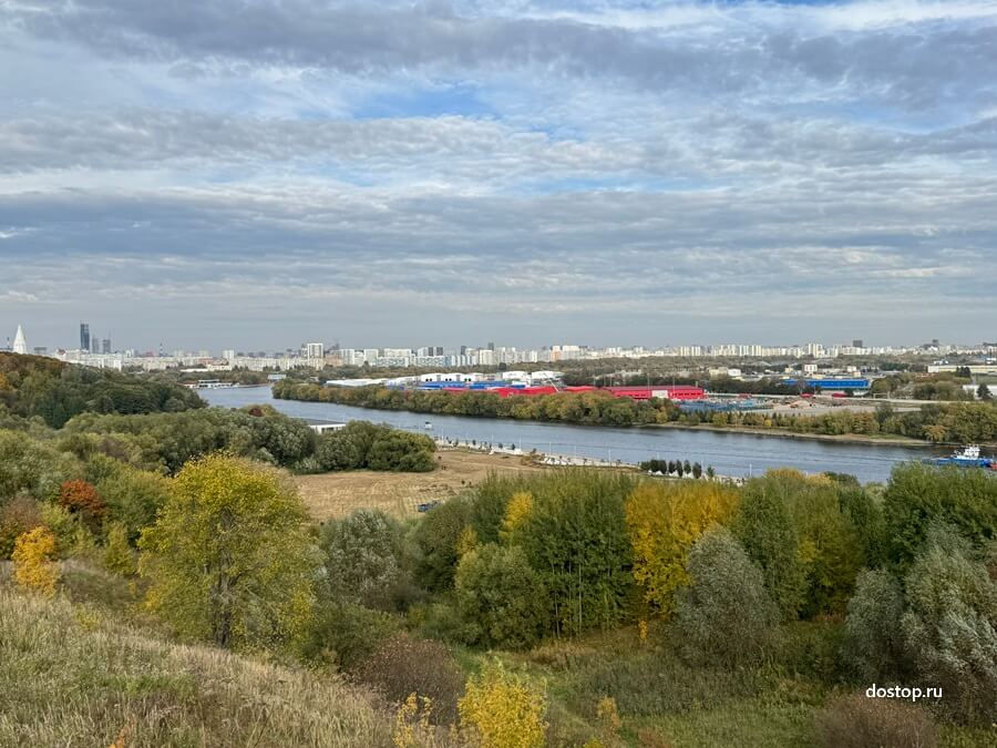 Вид с Дьякова городища в Коломенском на Москву-реку и церковь Вознесения Господня