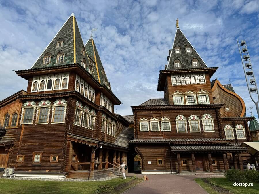 Башенки и шатровые крыши дворца царя Алексея Михайловича в Коломенском