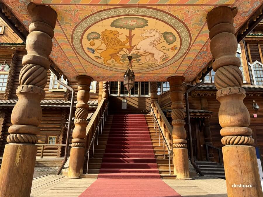 Парадное крыльцо дворца царя Алексея Михайловича с расписным потолком