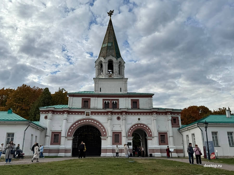 Арочные проемы и шатровая башня Передних ворот в музее-заповеднике Коломенское
