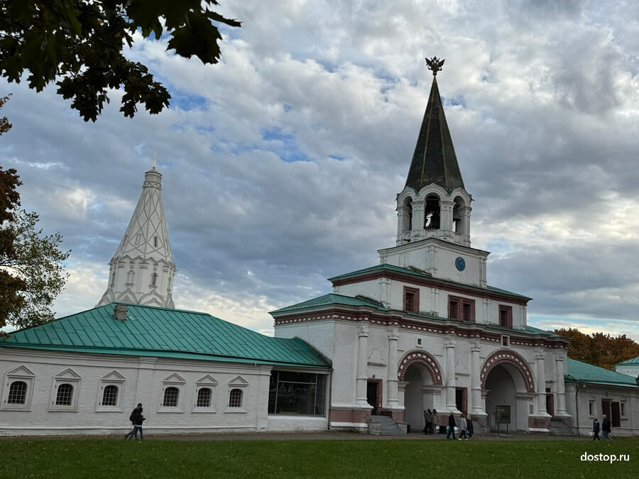 Передние ворота в Коломенском — парадный въезд на Государев двор XVII века