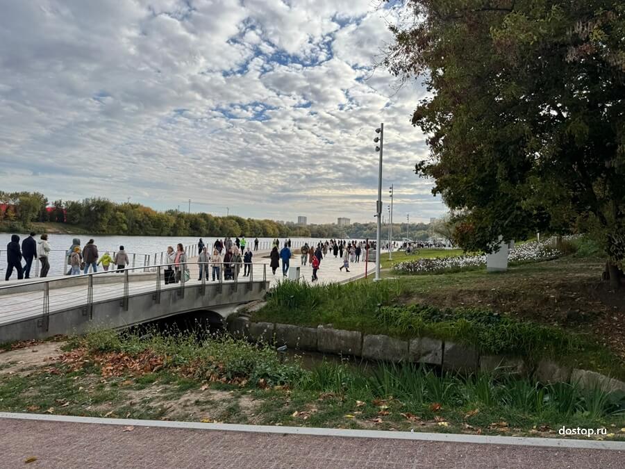 Прогулка по Царской набережной в Коломенском — вид на реку и храм Вознесения Господня