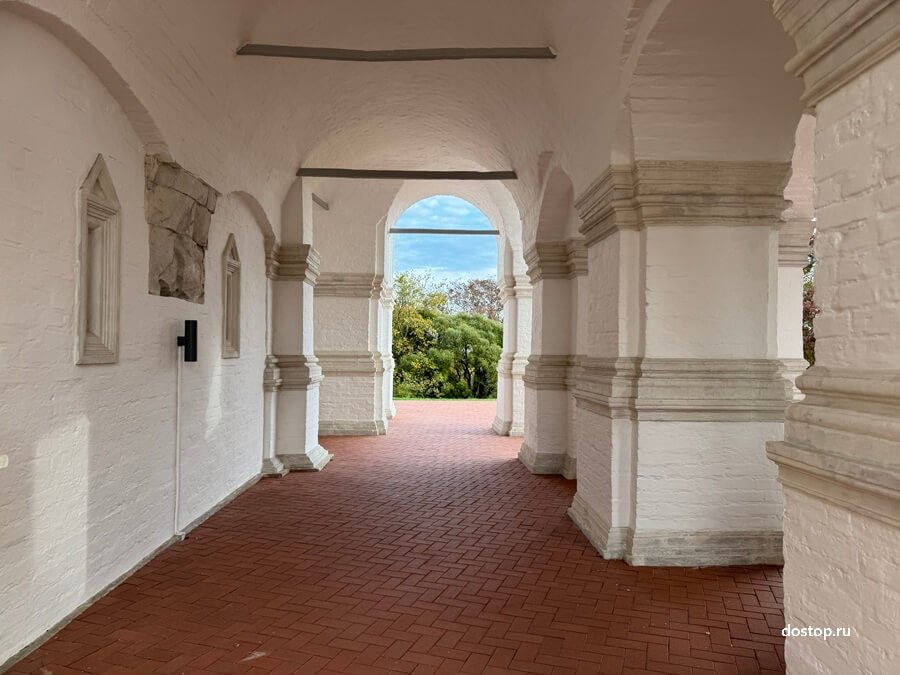 Арочные проходы и белокаменные стены церкви Вознесения Господня в Коломенском