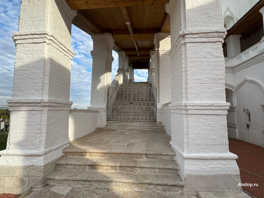 Каменная лестница и арка гульбища церкви Вознесения Господня в Коломенском