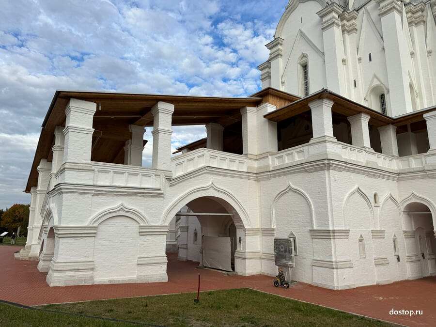 Гульбище церкви Вознесения Господня — обходная галерея с лестницами и арками