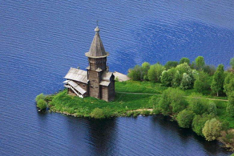 Успенская церковь в Кондопоге на берегу Онежского озера