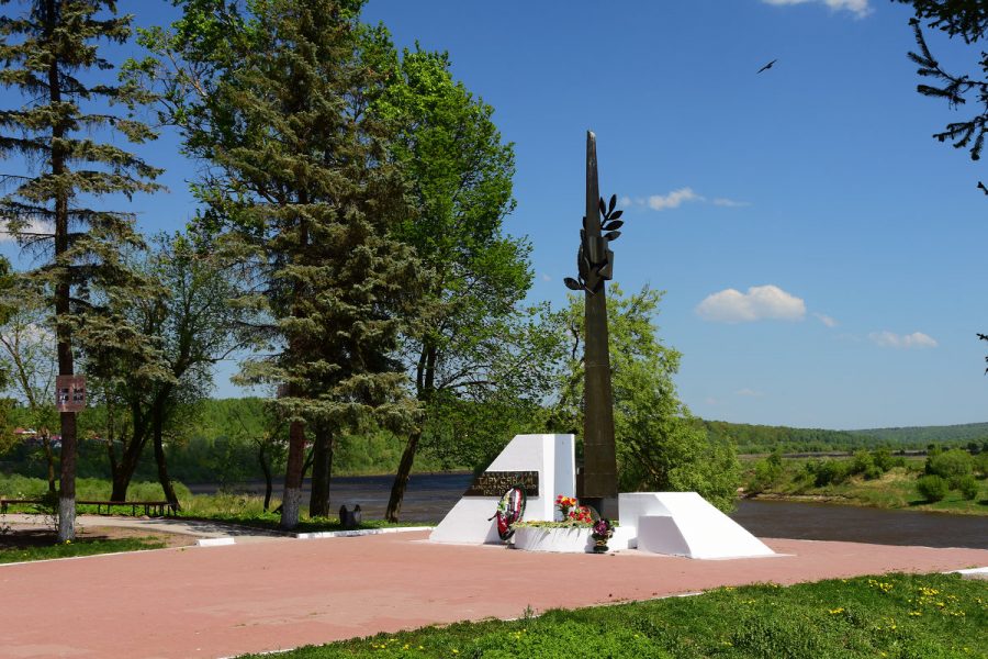 Обелиск Славы воинам-тарусянам, погибшим в боях за Родину в 1941-1945 гг