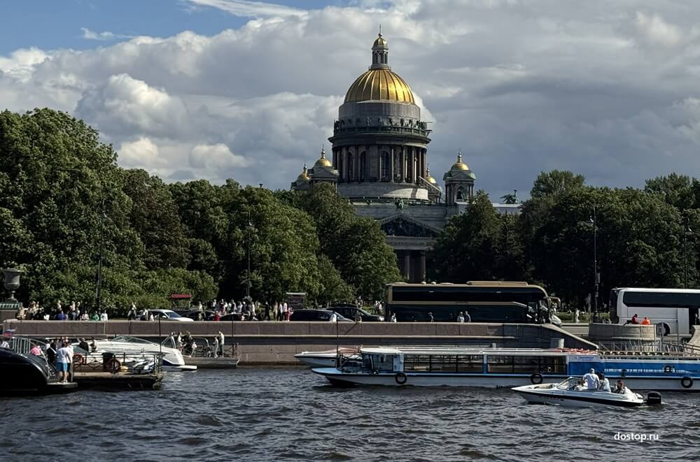 Исаакиевский собор и прогулочные катера на Неве в Санкт-Петербурге
