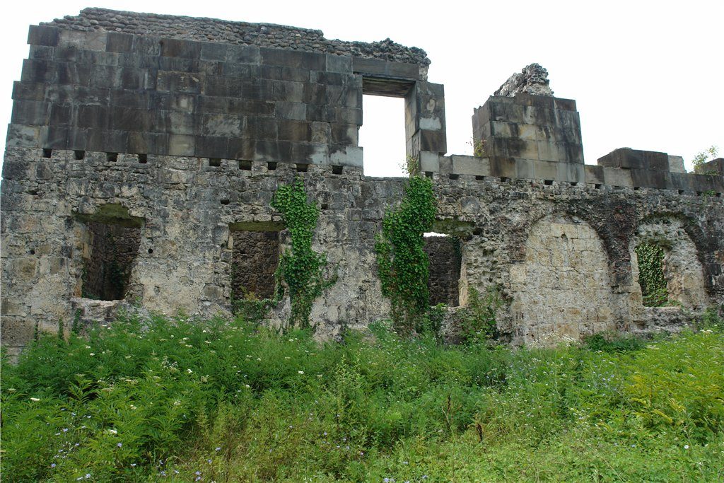 Развалины дворца Чачба-Шервашидзе 