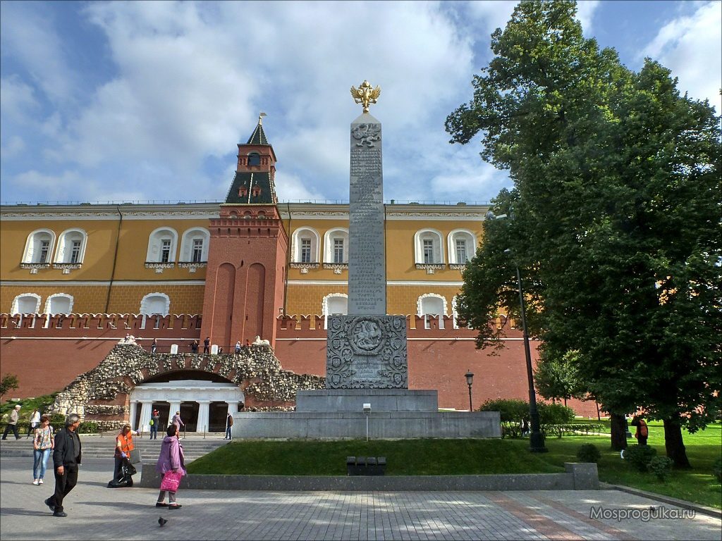 Романовский обелиск в Александровском саду