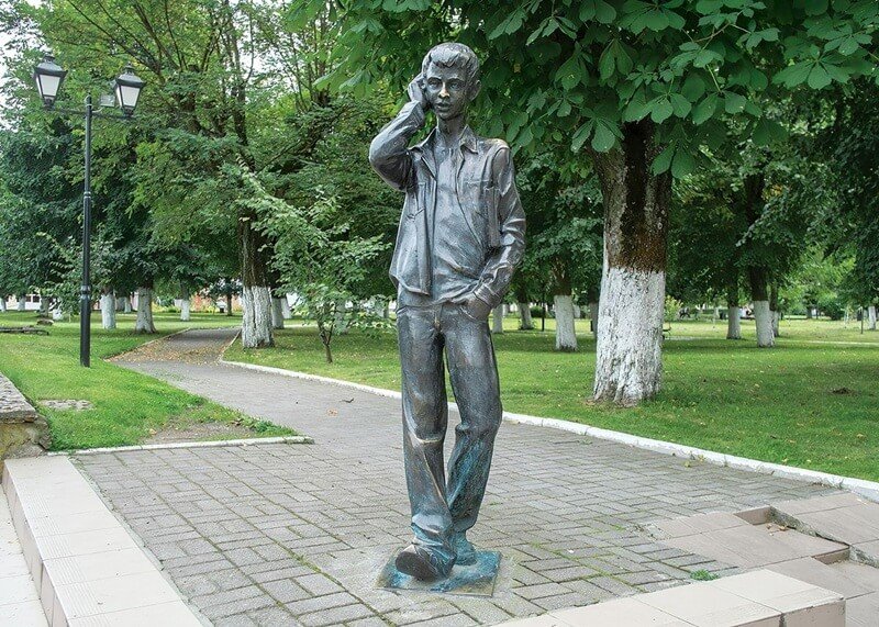 Скульптура лицеиста в Гусеве