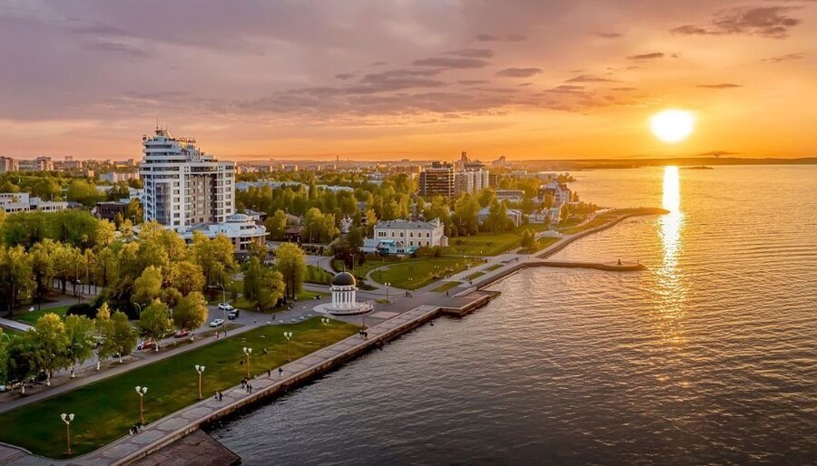 Онежская набережная Петрозаводска на берегу Онежского озера