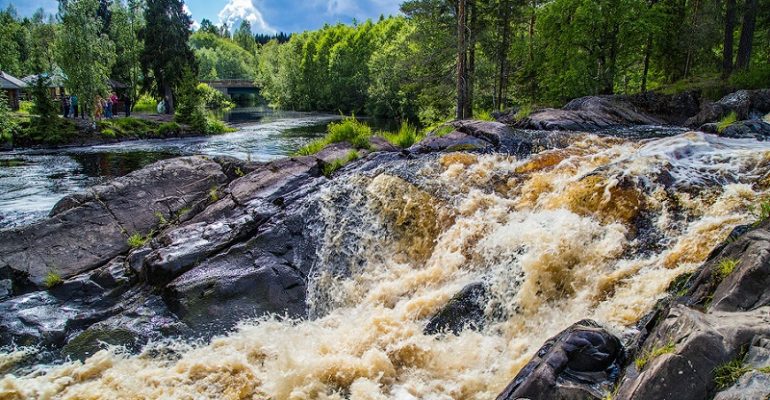 Рускеальские водопады на реке Тохмайоки в Карелии