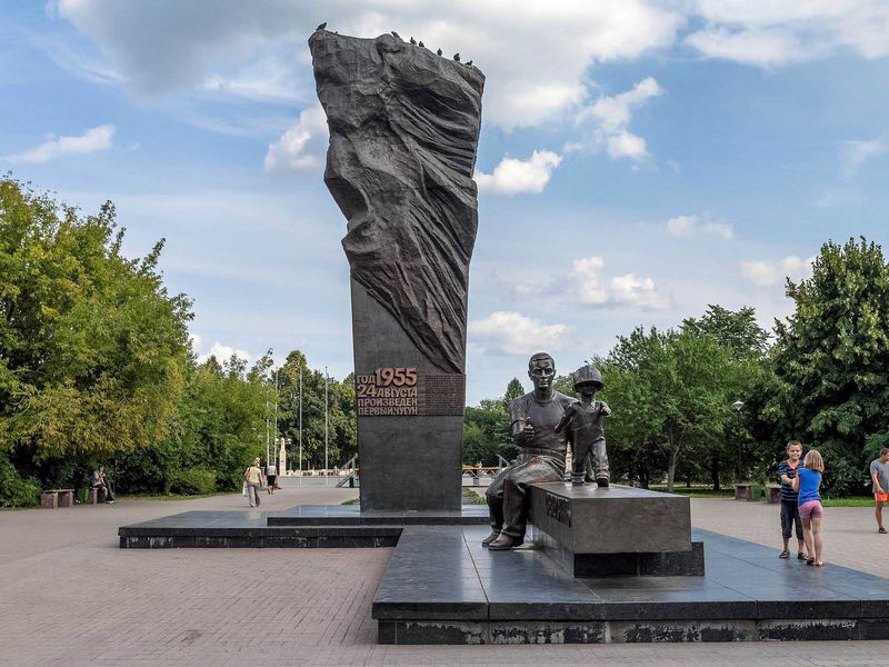 Памятник металлургам «Преемственность поколений»