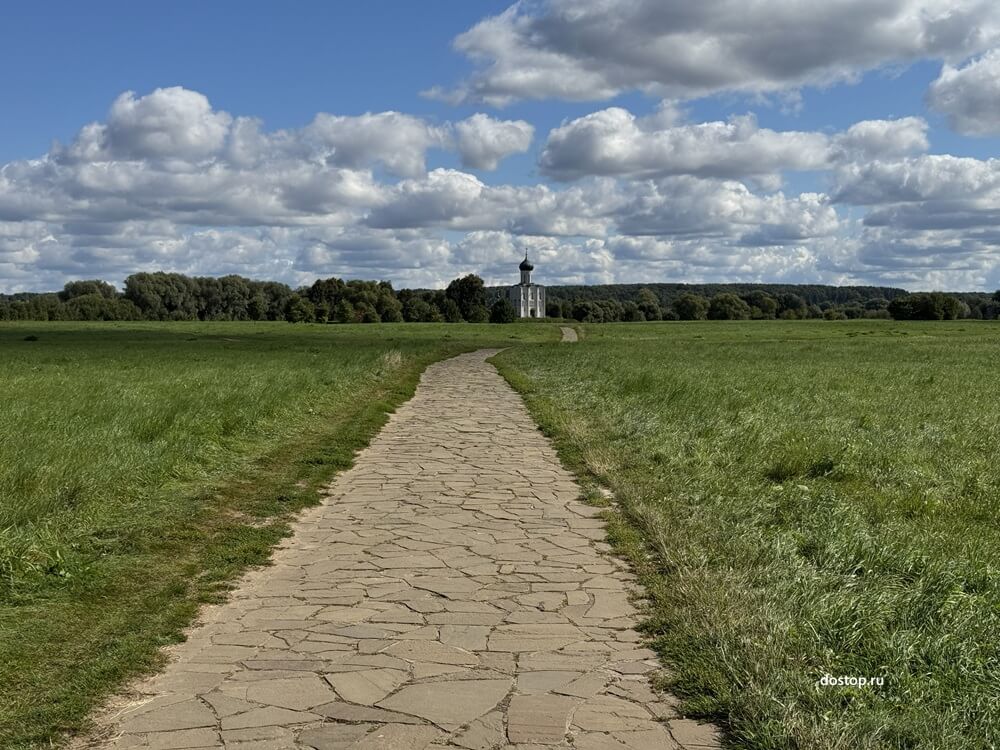 Дорога через Боголюбовский луг к церкви Покрова на Нерли
