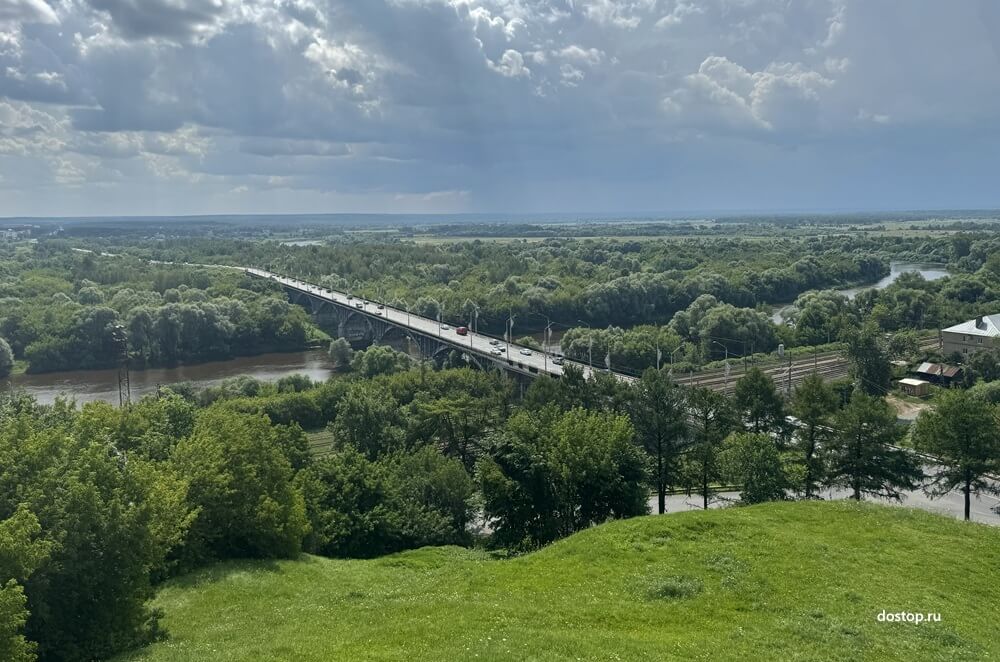 Вид на Клязьму и мост со смотровой площадки во Владимире