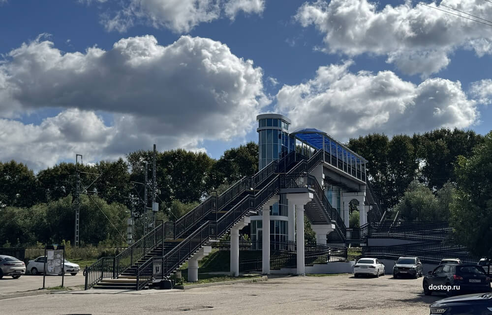 Надземный переход через железнодорожные пути по дороге к Покрова на Нерли.