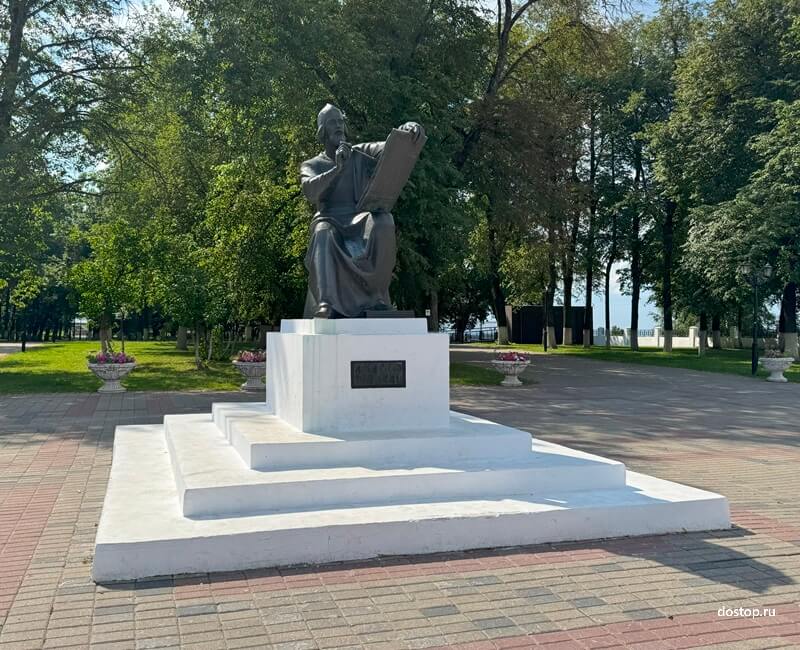 Памятник Андрею Рублеву во Владимире, скульптура с книгой в руке class= Памятник Андрею Рублеву во Владимире, скульптура с книгой в руке