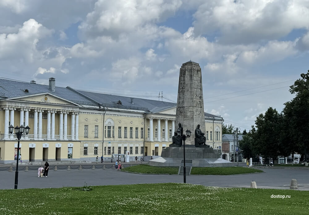 Соборная площадь во Владимире с монументом 850-летия города