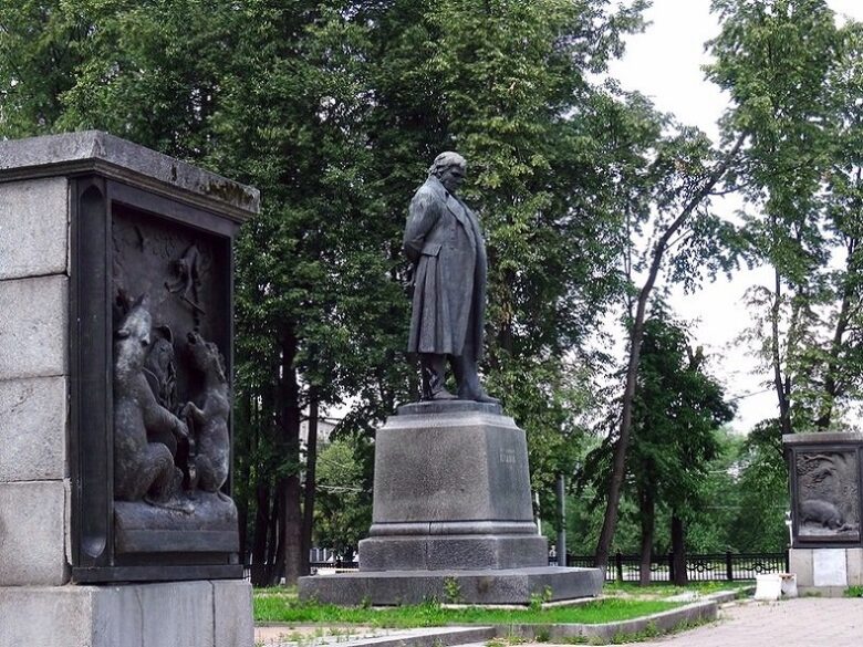 Памятник Ивану Крылову