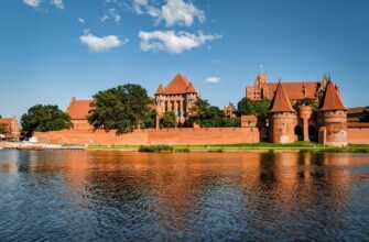 Замок Мальборк на берегу реки Ногат в солнечный день