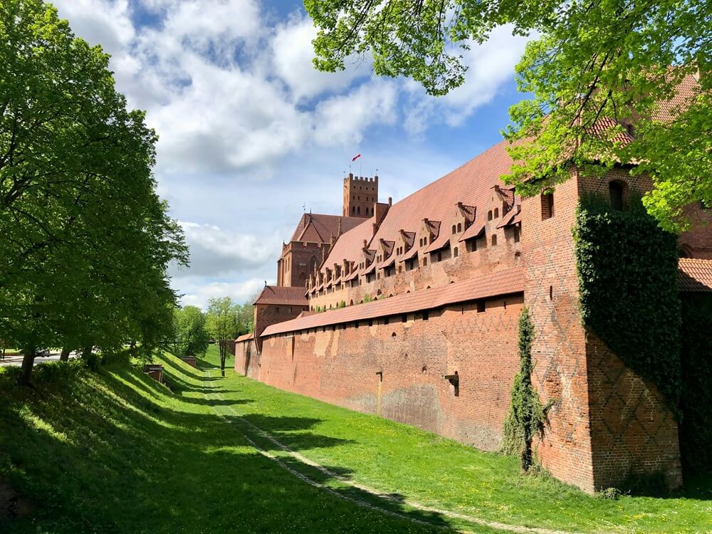 Южная стена замка Мальборк с башней и зубчатыми крышами