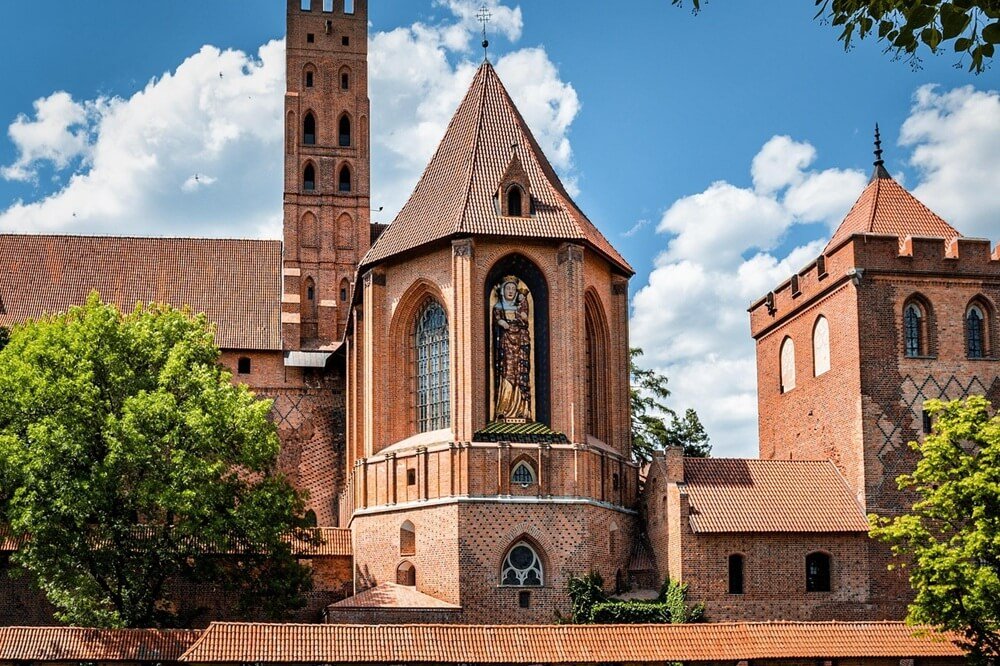 Церковь Пресвятой Девы Марии в замке Мальборк с мозаикой Богоматери на фасаде