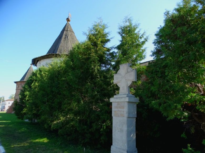 Памятный крест к 850-летию Юрьев-Польского у стен Михайло-Архангельского монастыря
