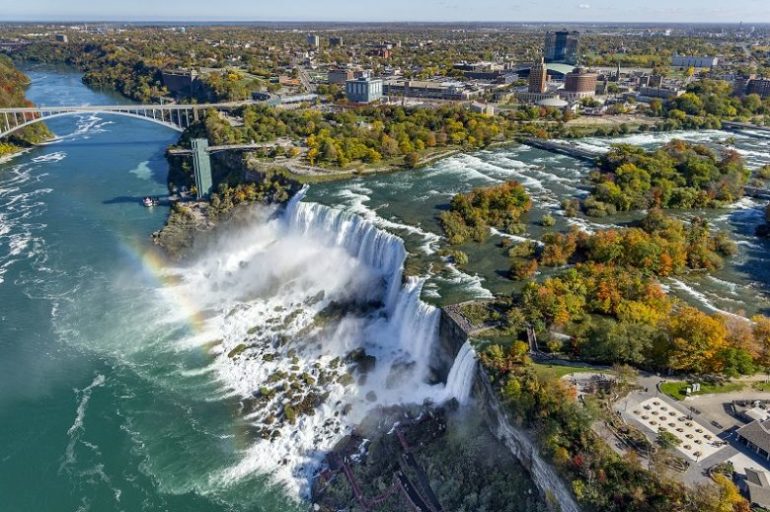 Ниагарский водопад на границе США и Канады с высоты