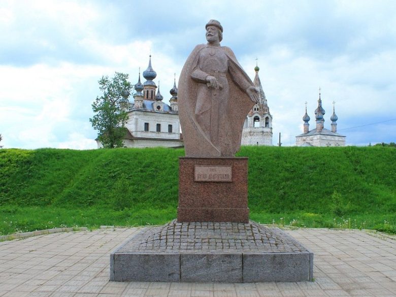 Памятник Юрию Долгорукому у древних валов Юрьев-Польского