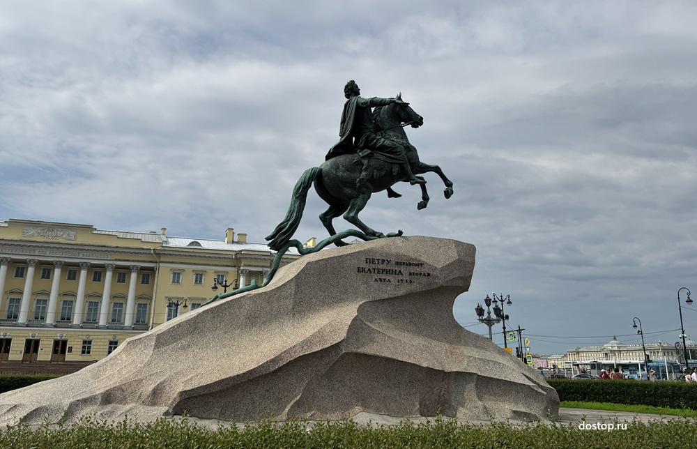 Медный всадник на Сенатской площади в Санкт-Петербурге