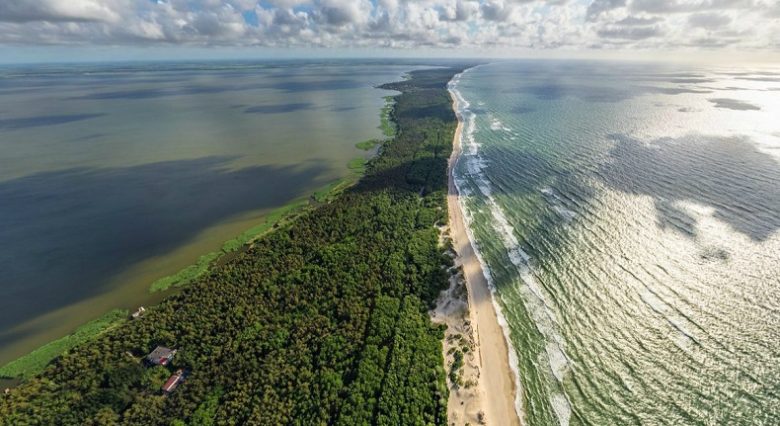 Куршская коса с высоты — Балтийское море и Куршский залив, разделенные узкой полосой земли