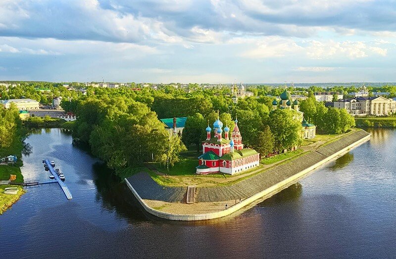 Углич с высоты: достопримечательности и исторический центр на берегу Волги Панорама Углича: церковь царевича Димитрия на Крови, Спасо-Преображенский собор и набережная Волги