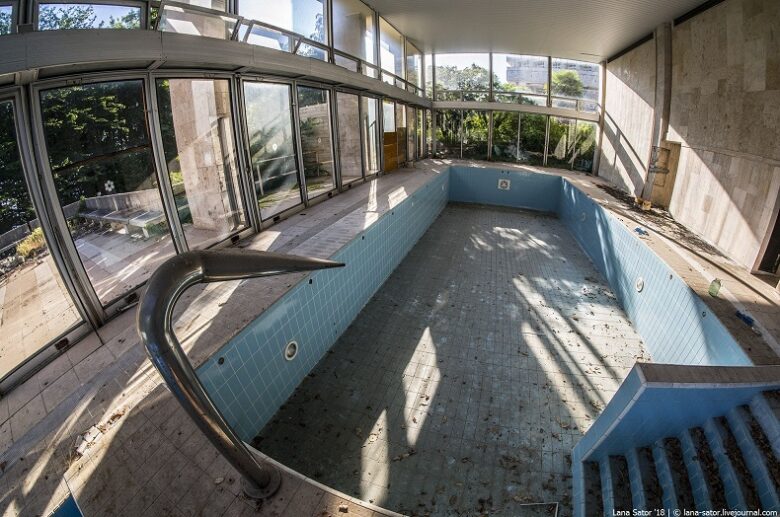 Заброшенный бассейн санатория Приморье в Сочи — интерьер здания