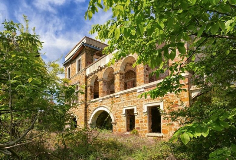 Дача Квитко в Сочи — старинный особняк, частично разрушенный и заросший деревьями