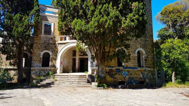 Дача полковника Квитко в Сочи — фасад заброшенного особняка с арками и лестницей