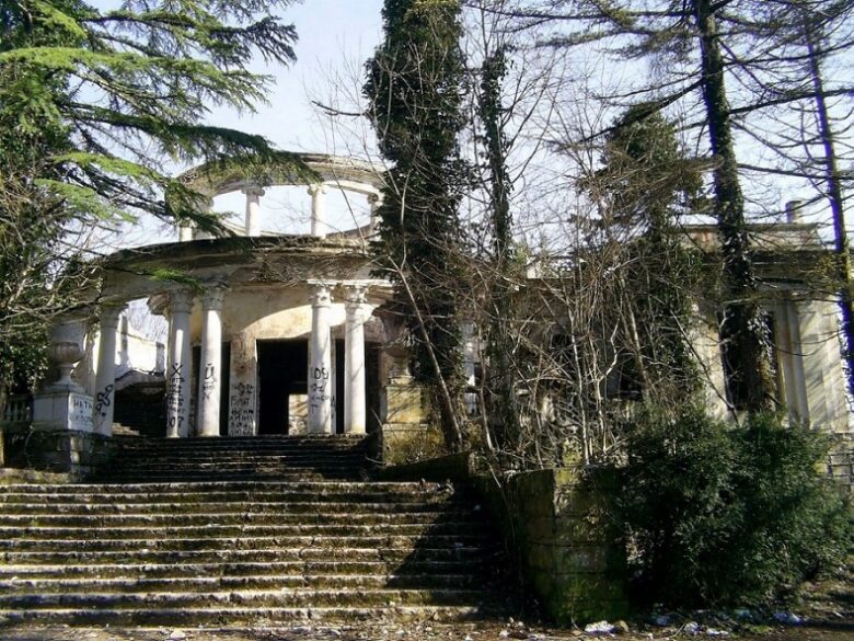 Руины ресторана Ахун в Сочи — фасад здания, покрытый плющом