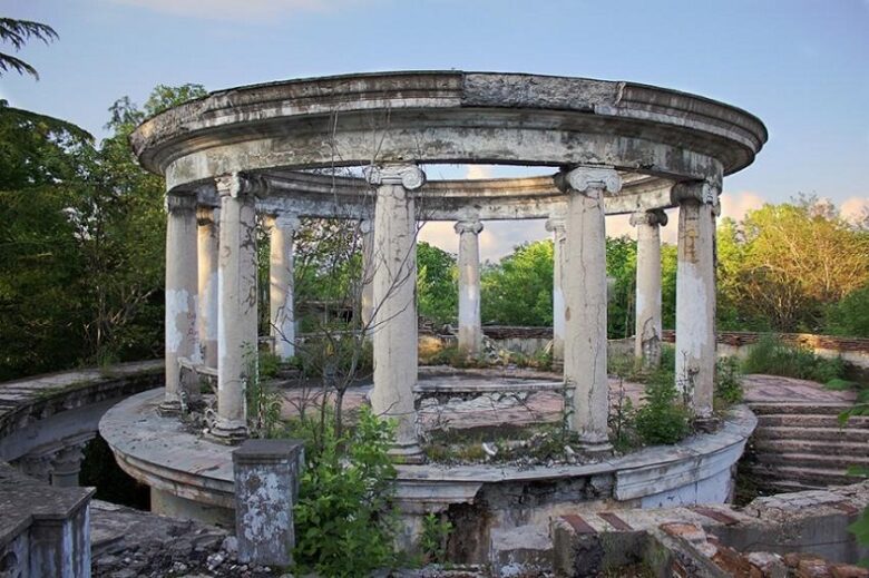 Колоннада ресторана Ахун в Сочи — руины белого каменного павильона
